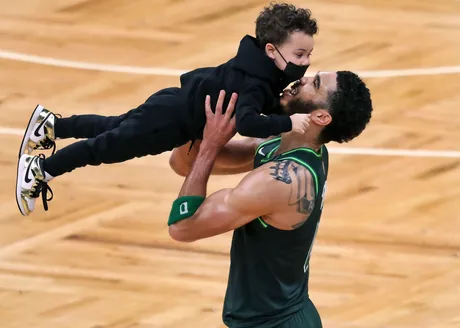 Celtics' Jayson Tatum gifted Kevin Hart a Deuce jersey 