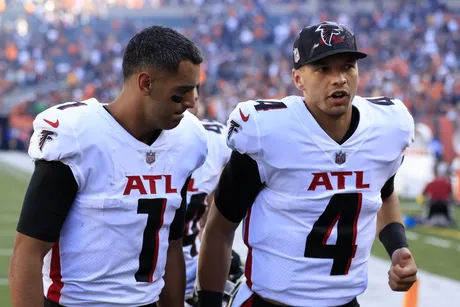 Falcons WR Mack Hollins on sideline exchange with Ridder