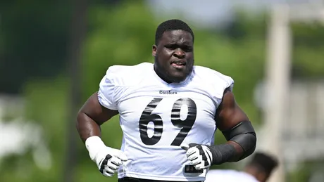 Pittsburgh Steelers offensive tackle Dan Moore Jr. (65) shuffles