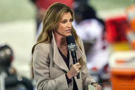 Erin Andrews gives behind the scenes look at Fox Sports NFL announcers