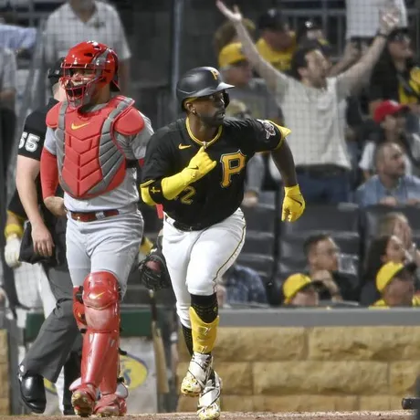 Ji Hwan Bae's first career triple helps rally the Pittsburgh Pirates past  the Milwaukee Brewers 5-4