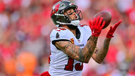 Kurt Warner watches his son make NFL debut for the Bucs against