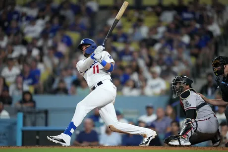 Injured Dodger Fan Favorite Gavin Lux Has Awesome Interaction with  Legendary Lakers Guard - Inside the Dodgers