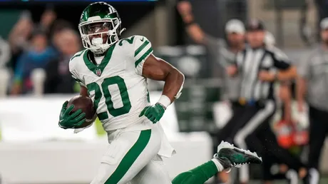 Zach Wilson's mom SLAMS New York Jets fans for throwing a water bottle at  the quarterback as he left the MetLife field - after leading the team to  victory over the Buffalo