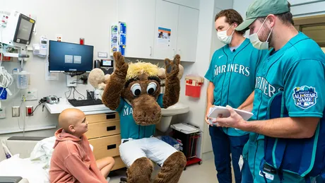 Aviles Gilbert, Cal Raleigh, and family spread the cheer with young  patients in hospital: This moment was extra special