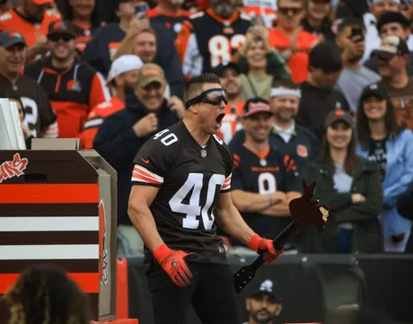 Steelers' Greg Lloyd Flipped Off The Broncos Bench After Being Ejected For  Hitting A Referee That Began The Crazy Man