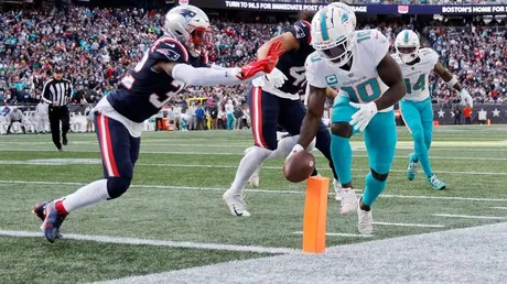 Patriots vs. Dolphins props, odds, best bets, AI predictions, SNF picks:  Tyreek Hill over 84.5 yards 