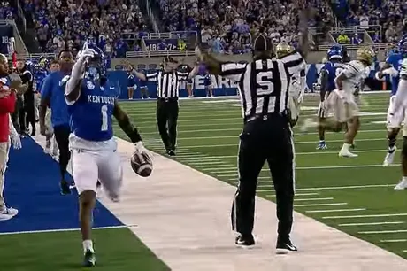 Louisville Cardinals player appears to throw bottle at Kentucky Football  fans - A Sea Of Blue