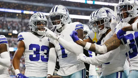 NFL World Reacts To Ezekiel Elliott's New Helmet - The Spun: What's  Trending In The Sports World Today