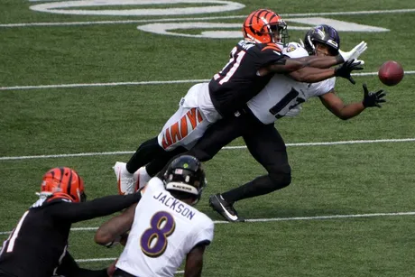 Cincinnati Bengals cornerback Mike Hilton (21) returns an