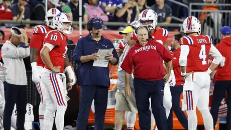 Patriots players give Bill Belichick huge ovation, water bath after  milestone win – NBC Sports Boston