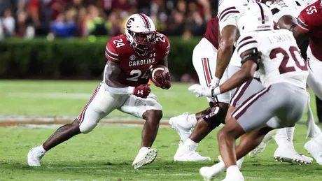 Dawn Staley dons Alshon Jeffery jersey as South Carolina retires No. 1