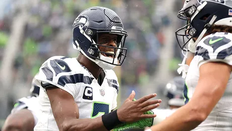 Kenneth Walker III sparks Seahawks in second half as Seattle pulls away to  beat Carolina 37-27, Seahawks