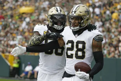 Demario Davis leads Saints Pregame Huddle vs. Packers