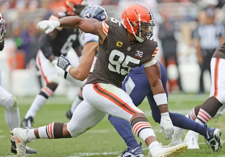 HC Kevin Stefanski hand-delivers game ball to Nick Chubb following