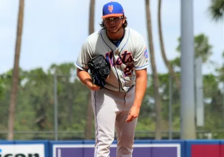 Francisco Alvarez exits Mets' Sunday game with apparent hand injury