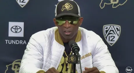 Injured receiver/defensive back Travis Hunter helps Colorado by lending his  expertise as a coach - CBS Colorado