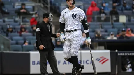 Yankees' Anthony Volpe does best Derek Jeter impression with jump toss