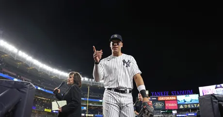 Yankees' Anthony Volpe does best Derek Jeter impression with jump toss