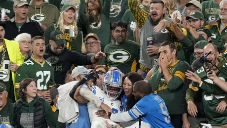 Watch: Lil Wayne leads Packers onto the field ahead of 'TNF