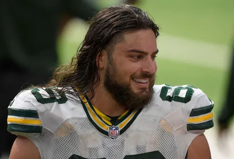 Angry Packers fan pours beer on Lions player for mocking Lambeau Leap