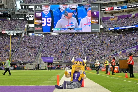 Former Vikings teammates show love to Adam Thielen in reunion