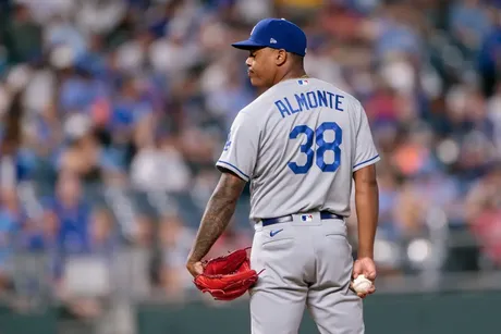 Manny Machado takes frustration out on water cooler in Brewers game