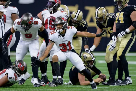 Baker Mayfield has 3 TD passes, ailing Derek Carr ineffective as Buccaneers  top Saints 26-9