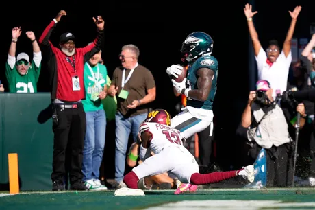 New York Jets linebacker C.J. Mosley snags Jets' second interception of  night vs. Kansas City Chiefs quarterback Patrick Mahomes before halftime