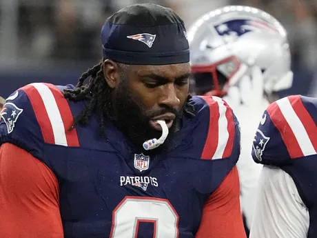 New York Jets linebacker C.J. Mosley snags Jets' second interception of  night vs. Kansas City Chiefs quarterback Patrick Mahomes before halftime