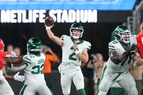 Mahomes y los Chiefs resisten para vencer 23-20 a los Jets, con Rodgers y  Swift observando