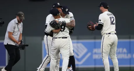 Rowdy Tellez and Josh Donaldson talked trash in Brewers clubhouse