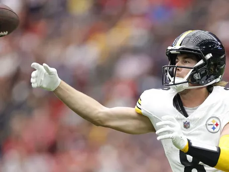 Steelers quarterback Kenny Pickett suffers knee injury vs. Texans