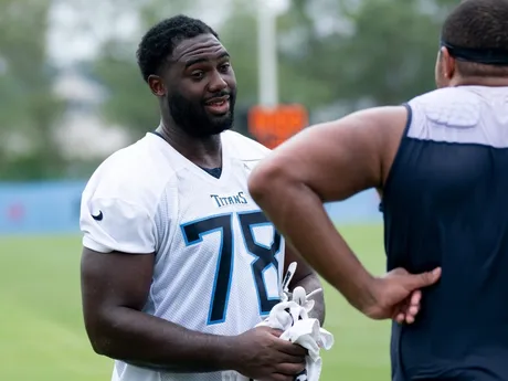 Tennessee Titans offensive tackle Dillon Radunz (75) runs a drill during  NFL football training camp Monday, Aug. 16, 2021, in Nashville, Tenn. (AP  Photo/Mark Humphrey Stock Photo - Alamy