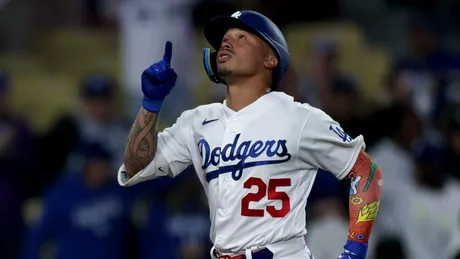 Kolten Wong earns way onto Dodgers' playoff roster