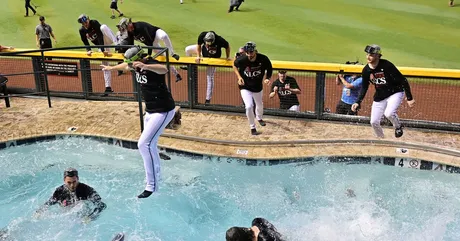 Domínguez's first Yankee Stadium homer, 3 hits lift Yanks over