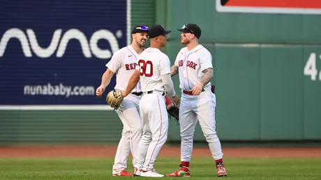 Boston Red Sox's Kiké Hernández makes 'Gold Glove' barehanded play