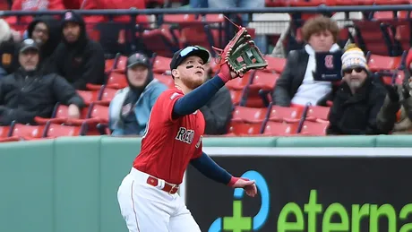 Boston Red Sox's Kiké Hernández makes 'Gold Glove' barehanded play