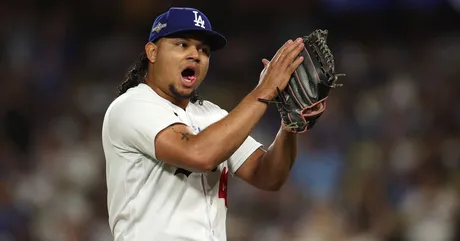 Dodgers capitalize on Giants' blunders to win 7-2